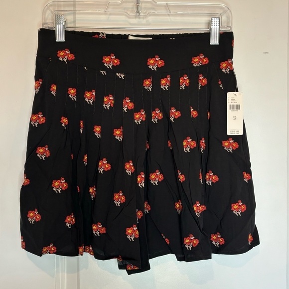 NWT Maeve Anthroplogie Black Floral Pleated Flounce Shorts XS - Picture 2 of 9